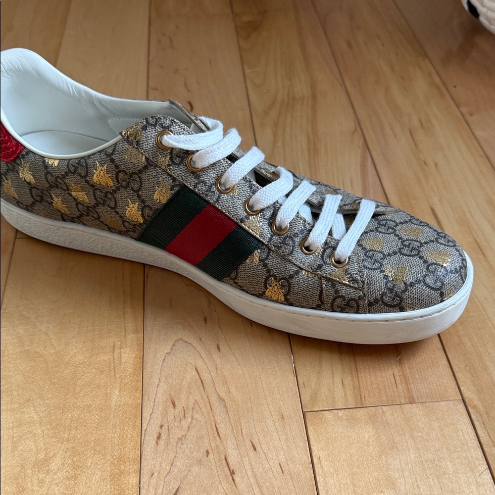 Gucci Brown GG Supreme Bee Low-Top Sneakers with Red & Green Web - Picture 5 of 6
